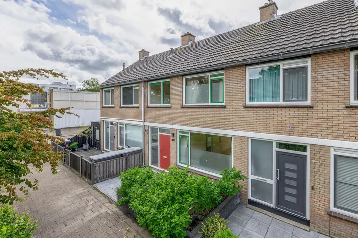 Tussenwoning te koop: Dennekruid 100, Ommoord Rotterdam