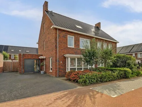 Twee-onder-één-kap te koop: Dick van Tussenbroekhof 6, Zaltbommel
