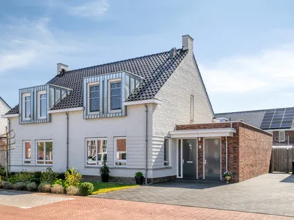 Twee-onder-één-kap te koop: Dick Van Tussenbroekhof 8, Verspreide huizen Hoeven Zaltbommel