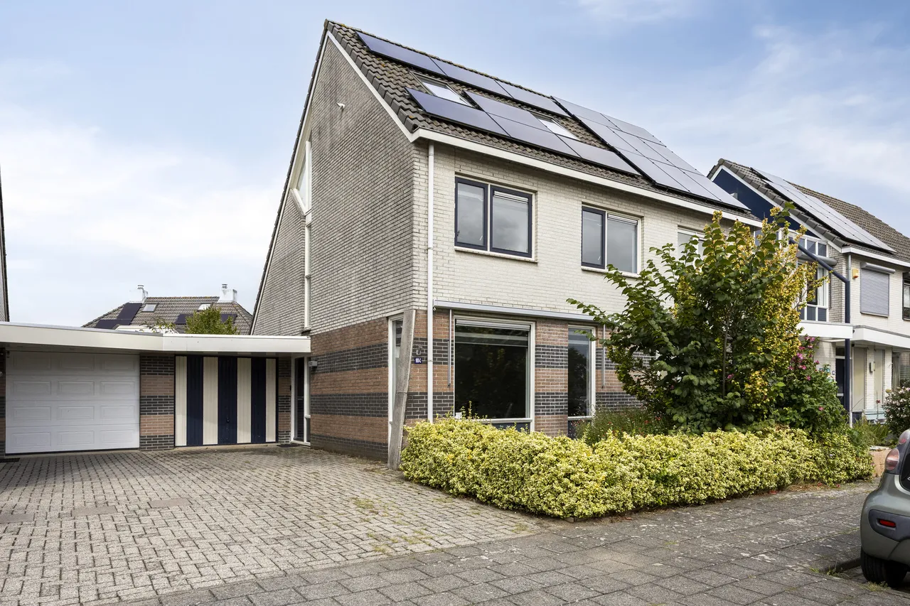 Tussenwoning te koop: Dijkmanzoet 104, Tiel