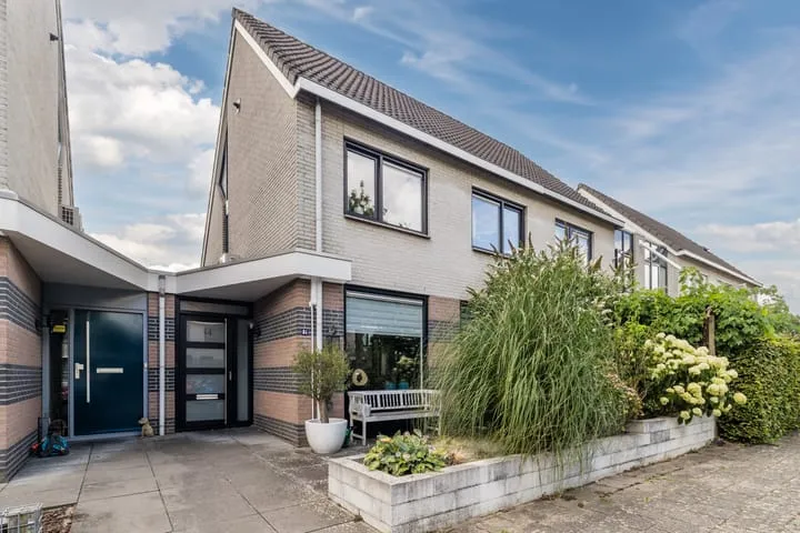 Tussenwoning te koop: Dijkmanzoet 84, Passewaaij-Noord-West Tiel