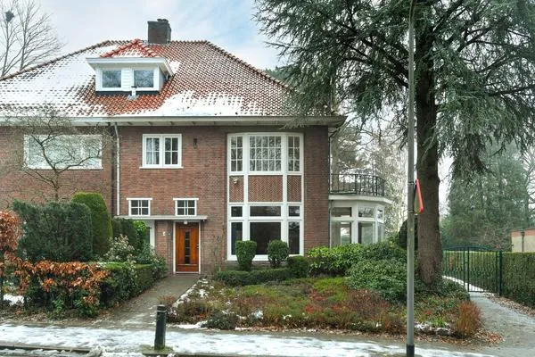 Twee-onder-één-kap te koop: Dillenburglaan 4, Velp-Noord boven spoorlijn Velp
