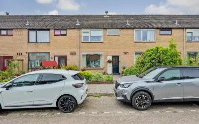 Terraced house for sale: Distelstraat 29, Bloemen- en Plantenbuurt Hellevoetsluis