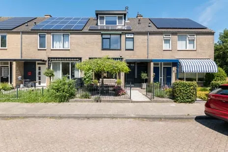 Terraced house for sale: Distelstraat 4, Bloemen- en Plantenbuurt Hellevoetsluis