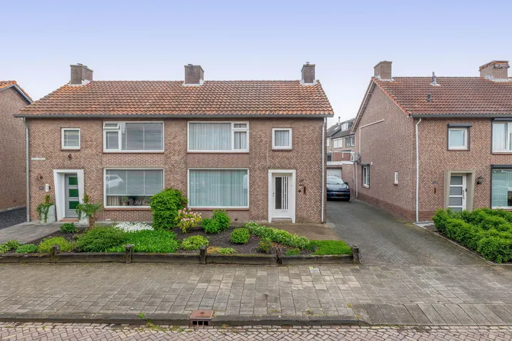 Twee-onder-één-kap te koop: Doctor Ariënslaan 117, Centrum Zevenbergen