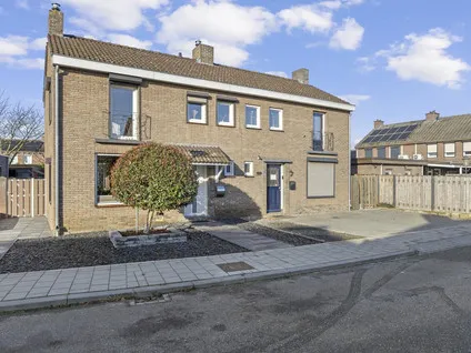 Twee-onder-één-kap te koop: Doctor Poelsstraat 13, Urmond ten oosten van Julianakanaal Urmond