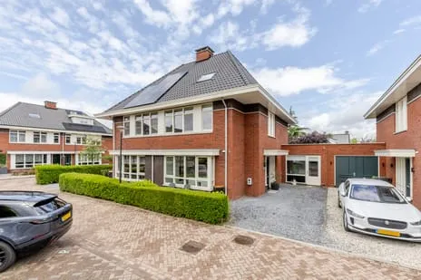 Tussenwoning te koop: Dokter De Vliegerstraat 3, Heinenoord Woonkern Heinenoord