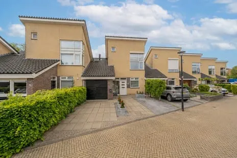 Tussenwoning te koop: Dokter Duyvendakhof 10, Oud-Beijerland Croonenburghwijk Oud-Beijerland