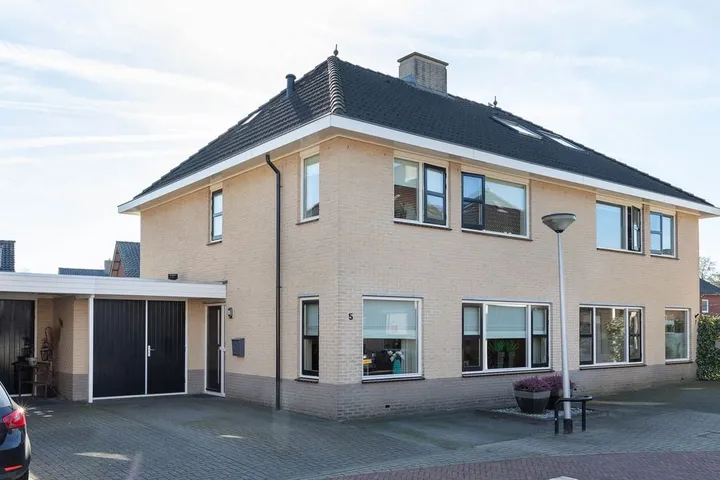 Tussenwoning te koop: dokter Eshuisstraat 5, Tubbergen west Tubbergen