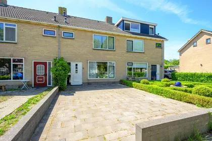 Tussenwoning te koop: Dokter Hoogkamerlaan 74, Middenmeer Centrum Middenmeer