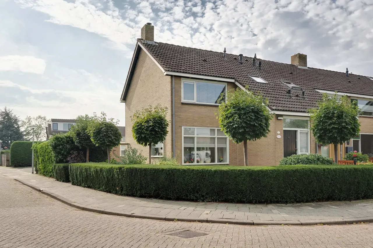 Hoekwoning te koop: Dokter Pinxterplantsoen 1, Wervershoof