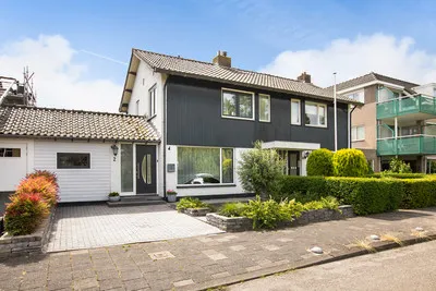 Tussenwoning te koop: Dokter Van Haeringenplantsoen 2, Nieuw-Vennep West Nieuw-Vennep