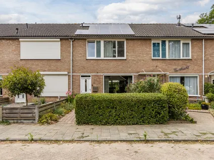 Tussenwoning te koop: Dokter van Vuurestraat 6, Dussen Dussen