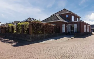 Tussenwoning te koop: dokter van de Karplein 4, Hoogerheide-Noord Hoogerheide