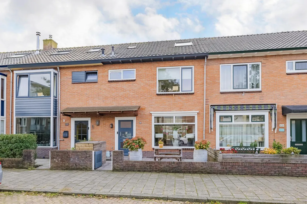 Tussenwoning te koop: Dolfijnstraat 218, Ijmuiden