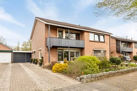 Twee-onder-één-kap te koop: Dominee van Dorpstraat 13, Gendringen Gendringen