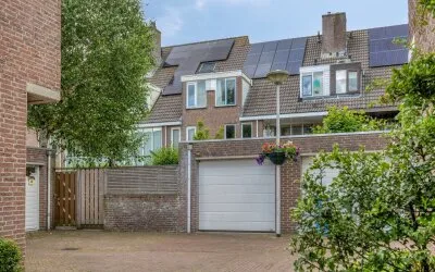 Tussenwoning te koop: Doornenburg 40, Burgtenbuurt Alphen Aan Den Rijn