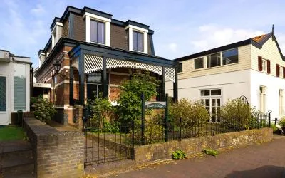 Hoekwoning te koop: Dorpsstraat 31, Muiderberg Muiderberg