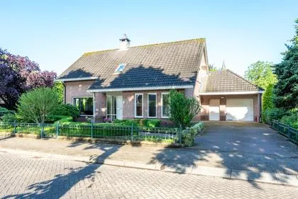 Detached house for sale: Dorpsstraat 9, Oude Dorp Houten