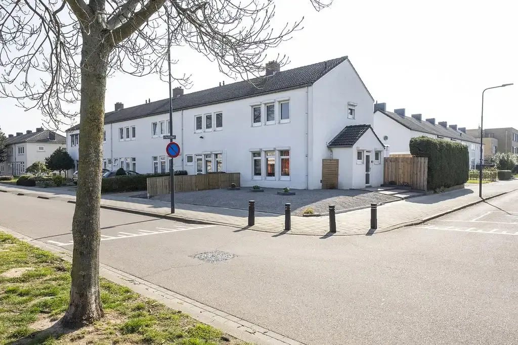 Tussenwoning te koop: Dorpstraat 1, Buchten