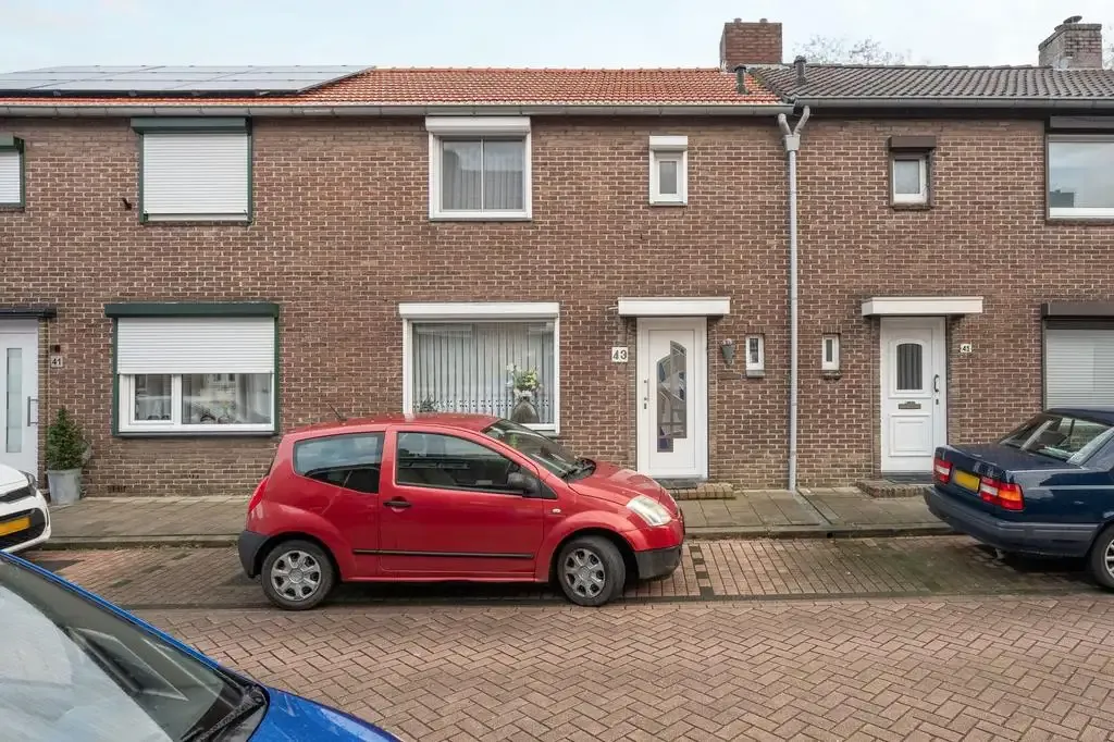 Tussenwoning te koop: Dorpstraat 43, Buchten