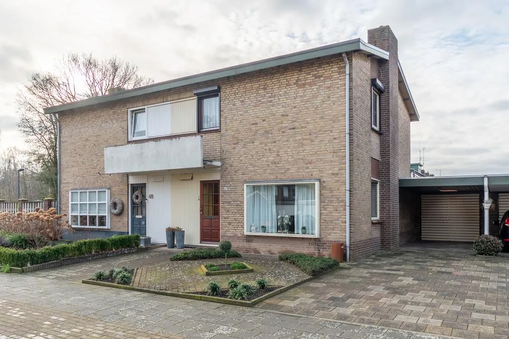 Twee-onder-één-kap te koop: Dorpstraat 46, Buchten