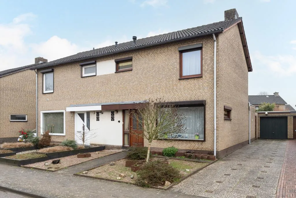 Tussenwoning te koop: Dorpstraat 7, Buchten
