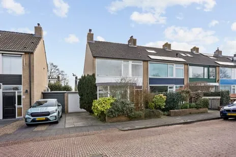 Tussenwoning te koop: Douw van der Kraplaan 25, Boschgeest Voorschoten