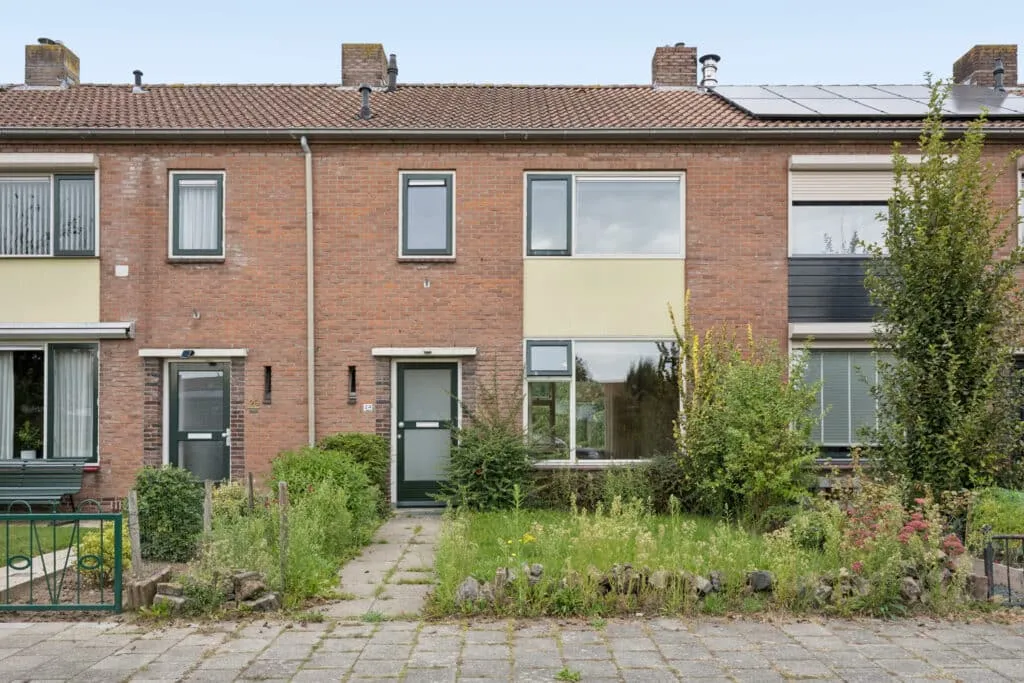 Tussenwoning te koop: Dr. A.R. Holstraat 24, Zetten