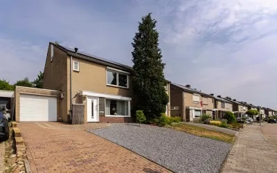 Tussenwoning te koop: Dr. Albert Schweitzerstraat 40, De Dem en omgeving Hoensbroek