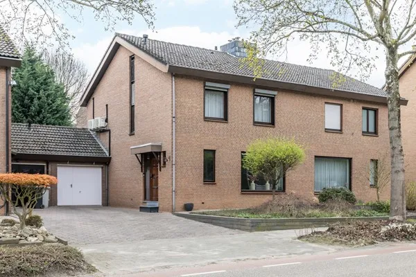 Tussenwoning te koop: Dr. Calsstraat 48, Landgraaf