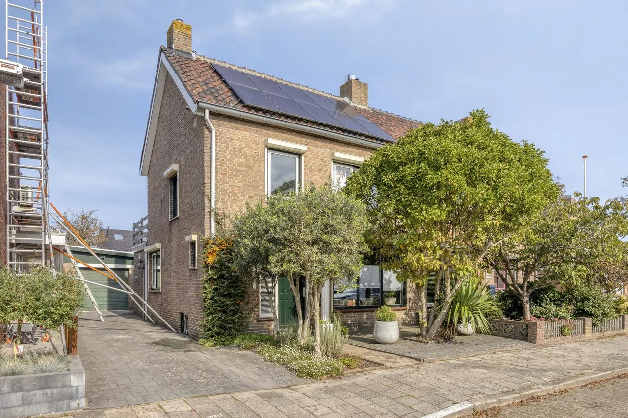Twee-onder-één-kap te koop: Dr Ensinkstraat 32, Halsteren