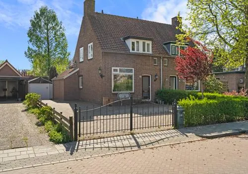 Twee-onder-één-kap te koop: Dr. J.J.F. Steijlingweg 32, Maartensdijk Kern Maartensdijk