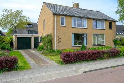 Twee-onder-één-kap te koop: Dr. Lovinkstraat 75, Middenmeer Centrum Middenmeer