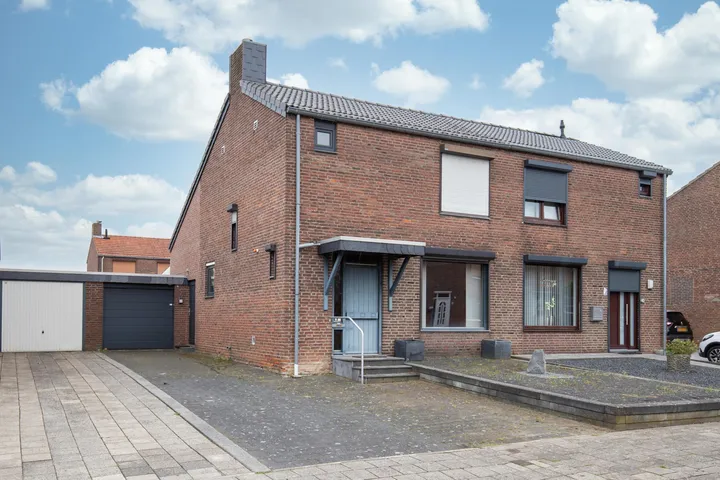 Tussenwoning te koop: Dr. Marga Klompéstraat 15, Waubach Landgraaf
