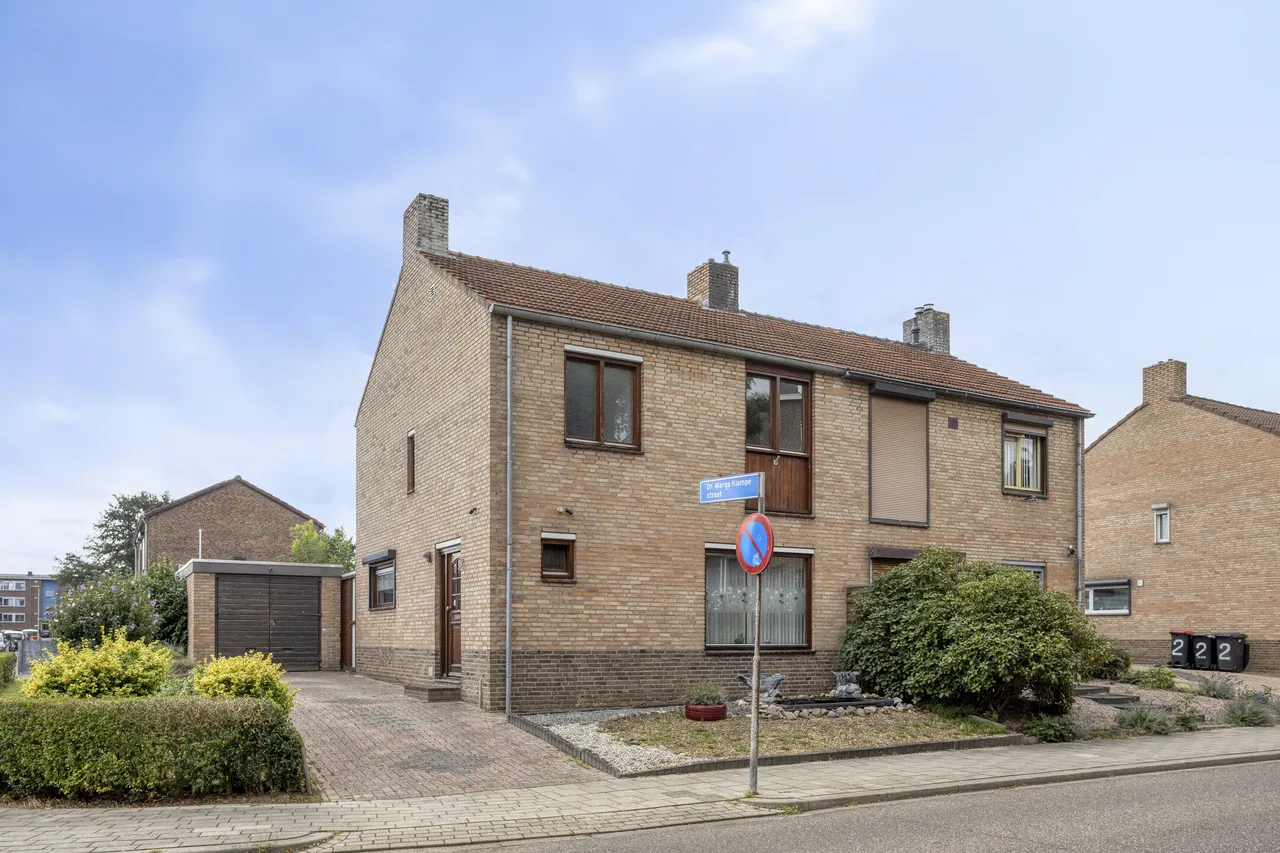 Twee-onder-één-kap te koop: Dr. Marga Klompéstraat 2, Landgraaf