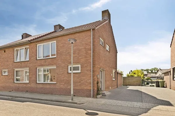 Twee-onder-één-kap te koop: Dr. Poelsstraat 3, Posterholt Posterholt