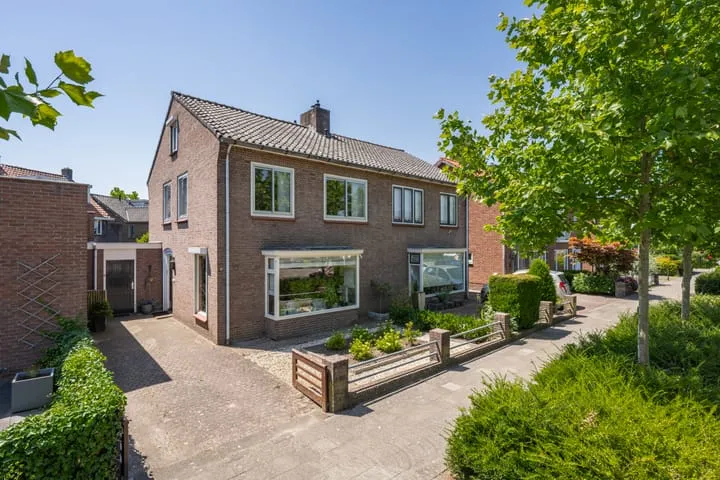 Terraced house for sale: Dr. Schaepmanstraat 25, Stationsbuurt Tiel