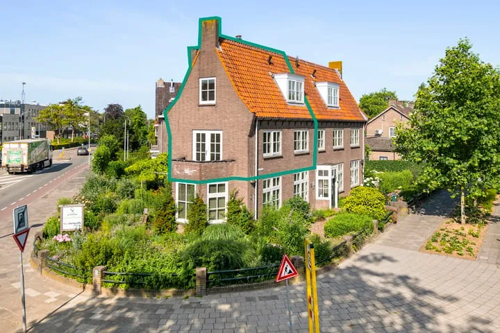 Terraced house for sale: Dr. Schaepmanstraat 3, Stationsbuurt Tiel