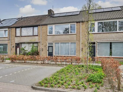 Tussenwoning te koop: Dr. de Visserstraat 4, Laageinde Waalwijk