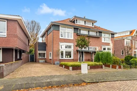 Twee-onder-één-kap te koop: Dr. Schuitstraat 11, Vondellaan Beverwijk