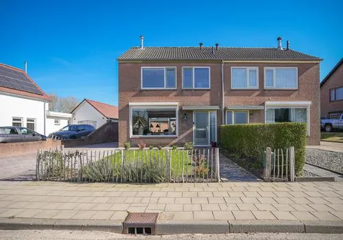 Twee-onder-één-kap te koop: Driehuizenstraat 9, Alphen