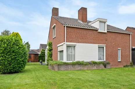 Twee-onder-één-kap te koop: Drs J. Lebensstraat 3, Roosteren Roosteren