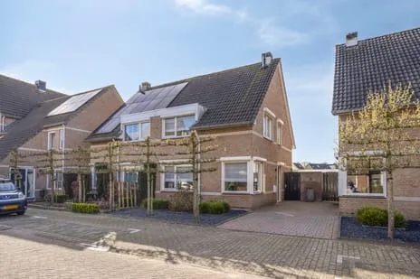 Twee-onder-één-kap te koop: Drs. den Uyllaan 39, Kroon Helmond