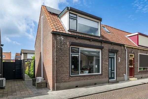 Hoekwoning te koop: Ds. C.W. van de Poelstraat 14, Den Bommel woonkern Den Bommel