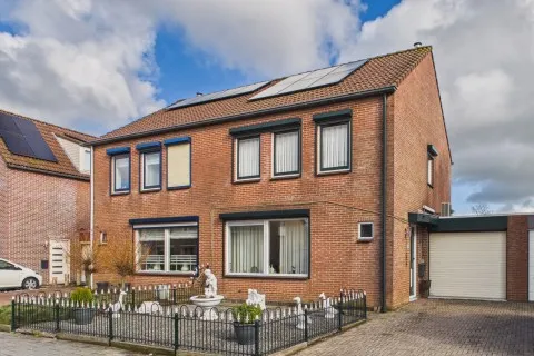 Tussenwoning te koop: ds. Raamshof 33, Hoek