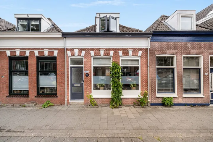 Corner house for sale: Dubbeldamseweg Zuid 122, Bloemenbuurt Dordrecht