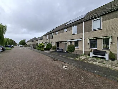 Tussenwoning te koop: Ebrostraat 32, Schenkel-Zuidwest Spijkenisse
