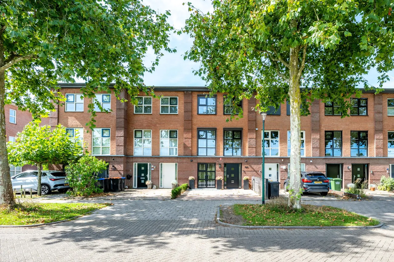 Tussenwoning te koop: Edelsteen 184, Houten