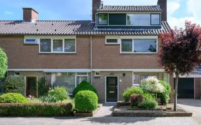 Terraced house for sale: Eduard van Beinumlaan 18, Dieren-West boven spoorlijn Dieren